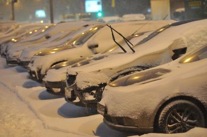 Последствия снегопада в Москве. На снимке: поднятые автомобильные дворники на припаркованной машине.