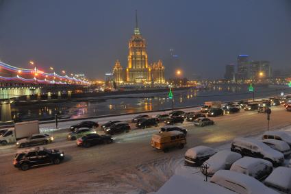 Последствия снегопада в Москве. На снимке: вид на гостиницу `Рэдиссон Ройал -Рэдиссон-Московская` (бывшая `Украина`) с Краснопресненской набережной.