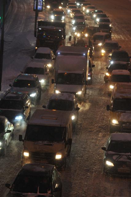 Снегопад в Москве. На снимке: автомобильная пробка на Краснопресненской набережной.