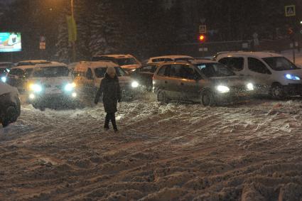 Снегопад в Москве. На снимке: женщина переходит дорогу.