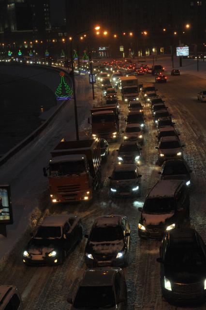 Снегопад в Москве. На снимке: автомобильная пробка на Краснопресненской набережной.