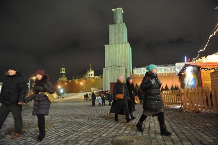 Красная площадь. На снимке: защитный купол на Спасской башне во время реконструкции.