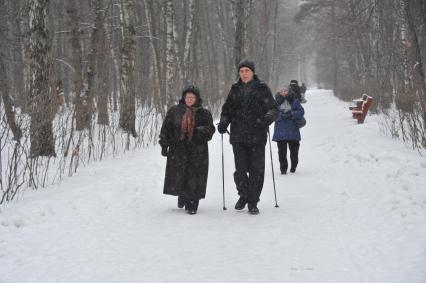 Усадьба Кусково. На снимке: пенсионеры гуляют по парку.