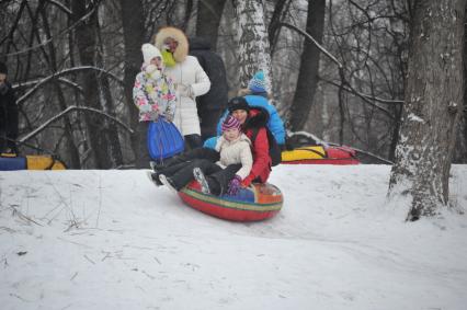 Усадьба Кусково. На снимке: люди катаются на тюбе с горки.