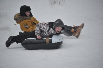 Усадьба Кусково. На снимке: дети катаются на тюбе с горки.