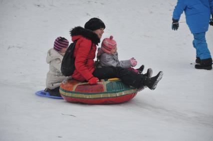 Усадьба Кусково. На снимке: люди катаются на тюбе с горки.