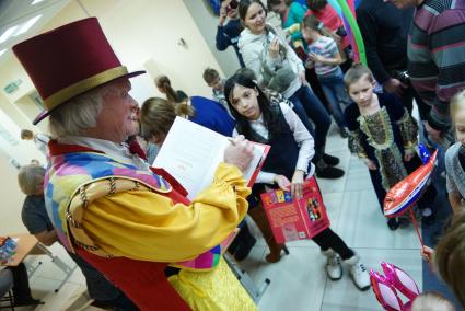 Клоун Юрий Куклачев подписывает детям собственные книги \"Школа доброты\". Детский театр \"Щелкунчик\" в Екатеринбурге