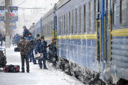 Снегопад в Москве. На снимке: обледенелый поезд.