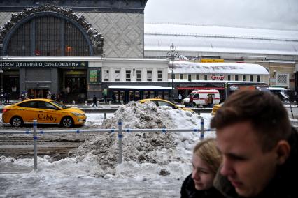 Последствия снегопада. На снимке: сугробы на проезжей части площади Киевского вокзала.