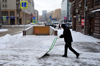 Дворник убирает снег на Тверской-Ямской улице.