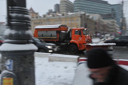 Снегопад в Москве. На снимке: снегоуборочная машина едет по Ленинградскому проспекту.