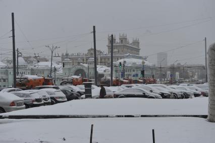 Снегопад в Москве. На снимке: колонна спецхтехники едет по Ленинградскому проспекту мимо Белорусского вокзала.