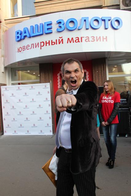 Диск47. Бутик ВАШЕ ЗОЛОТО. Презентация самой золотой картины в мире. Полотно размером 3x1,4 м написано золотой краской 585 пробы художницей Еленой Золотой. 2010 год. На снимке: продюсер Алибасов Бари