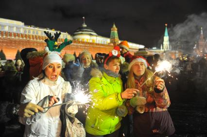 Празднование Старого Нового года в Москве. На снимке: девушки с бенгальскими огнями на Красной площади.