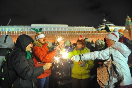 Празднование Старого Нового года в Москве. На снимке: люди с бенгальскими огнями на Красной площади.