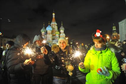 Празднование Старого Нового года в Москве. На снимке: девушки с бенгальскими огнями на Красной площади.