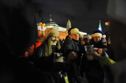 Празднование Старого Нового года в Москве. На снимке: люди пьют шампанское на Красной площади.