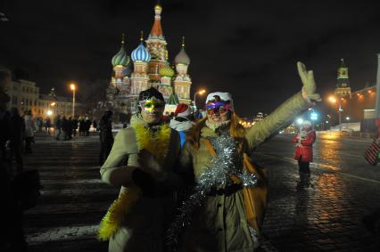 Празднование Старого Нового года в Москве. На снимке: девушки в масках на Красной площади.