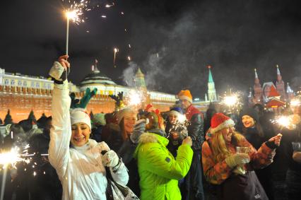 Празднование Старого Нового года в Москве. На снимке: девушки с бенгальскими огнями на Красной площади.