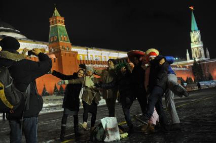 Празднование Старого Нового года в Москве. На снимке: молодые люди фотографируются на Красной площади.