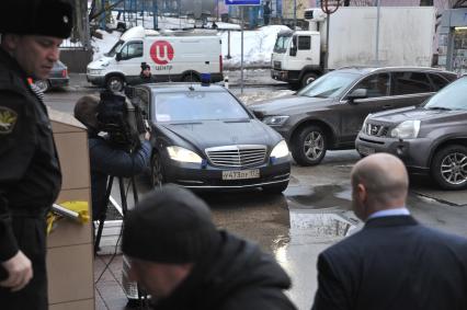 Рассмотрение дела о хищениях в `Оборонсервисе` в Пресненском суде. На снимке: бывший министр обороны России Анатолий Сердюков (в автомобиле) перед началом допроса в качестве свидетеля.