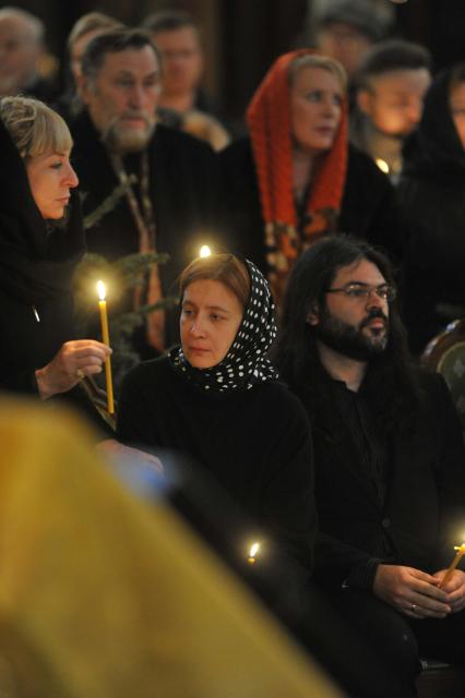 Отпевание Елены Образцовой в Храме Христа Спасителя. На снимке (слева направо): директор благотворительного фонда поддержки музыкального искусства `Фонд Елены Образцовой` Наталья Игнатенко, дочь Е.Образцовой Елена Макарова с супругом Джорджи.