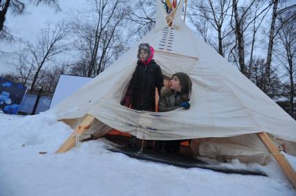 Проект `Планета LёD` в Сокольниках. На снимках: девочки в ледяном доме.