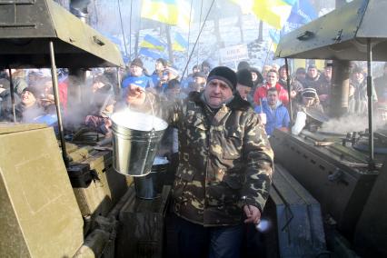 Киев. Митинг `Партии Регионов` на Европейской площади. На снимке: полевая кухня.