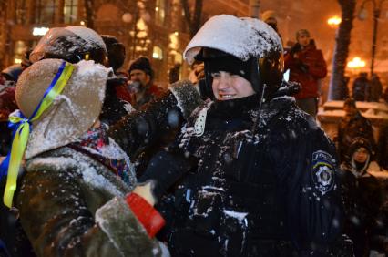 Киев. Сотрудники спецподразделения МВД около ЦУМа.