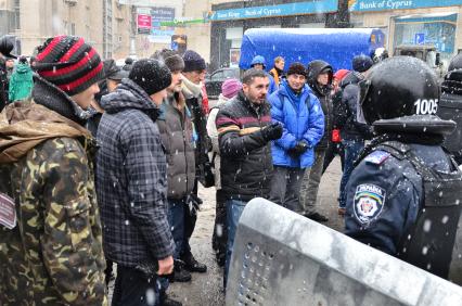 Киев. Активисты Евромайдана разговаривают с сотрудниками спецподразделения МВД на Крещатике.