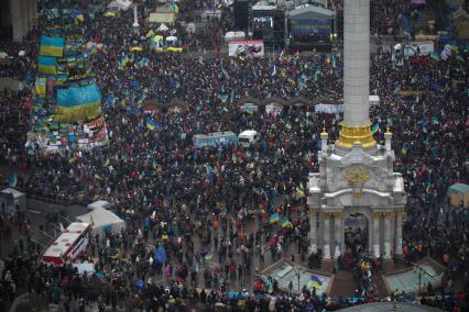 Киев. Активисты Евромайдана на площади Независимости (Незалежности).