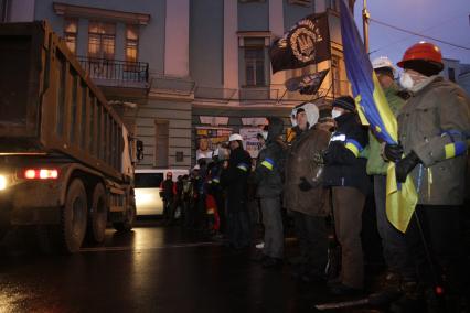 Киев. Активисты Евромайдана в оцеплении на улице Грушевского.