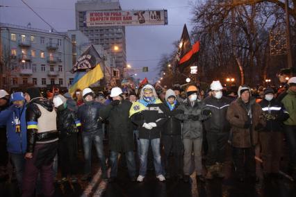 Киев. Активисты Евромайдана в оцеплении на улице Грушевского.