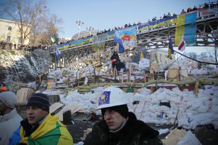 Киев. Активисты Евромайдана у Октябрьского дворца культуры.