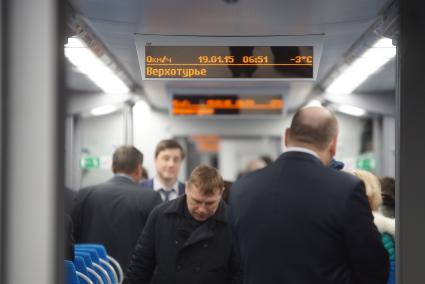 Пассажиры занимают свои места в электропоезде ЭС2Г \"Ласточка\", перед отправкой в демонстрационную поездку до г.Верхотурье с Екатеринбургского железнодорожного вокзала,