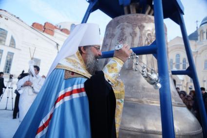 Митрополит Верхотурский и Екатеринбургский Кирилл окуривает ладаном колокол для Свято-Николаевского мужского монастыря.