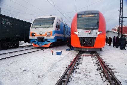Электропоезд ЭС2Г \"Ласточка\" (справа) на перроне Екатеринбургского железнодорожного вокзала, перед отправкой в демонстрационную поездку до г.Верхотурье
