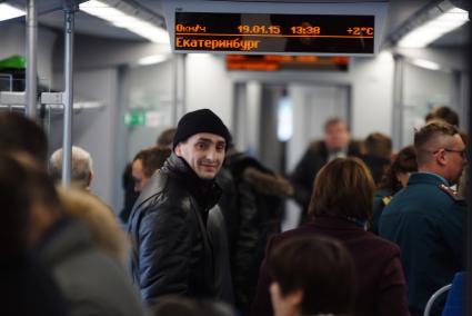 Пассажиры занимают свои места в электропоезде ЭС2Г \"Ласточка\", перед отправкой в демонстрационную поездку до г.Верхотурье с  Екатеринбургского железнодорожного вокзала,