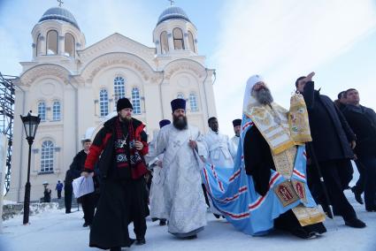 Митрополит Верхотурский и Екатеринбургский Кирилл и Губернатор Свердловской области Евгений Куйвашев выходят из Крестовоздвиженского собора для освящения колокола для Свято-Николаевского мужского монастыря.