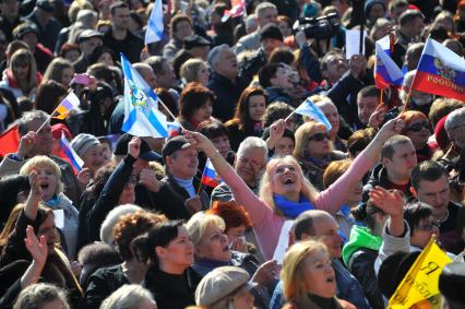 Севастополь. Прямая трансляция выступления президента РФ В.Путина по поводу принятия Крыма и Севастополя в состав РФ. На снимке: севастопольцы смотрят обращение В.Путина по экрану на площади Нахимова.