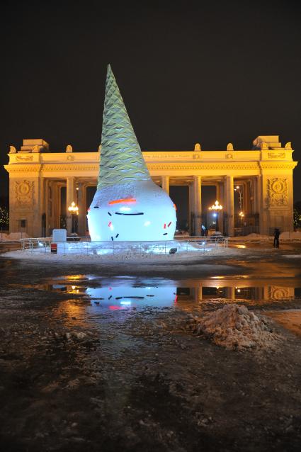 ЦПКиО им. Горького в Москве. На снимке:  елка в виде перевернутого рожка с мороженым.