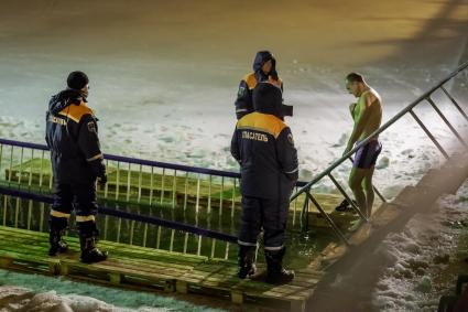 Крещенские купания в Саратове. На снимке: мужчина спускается по лестнице к проруби на Волге.