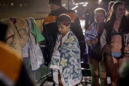 Крещенские купания в Саратове. На снимке: мальчик, закутанный в полотенце.