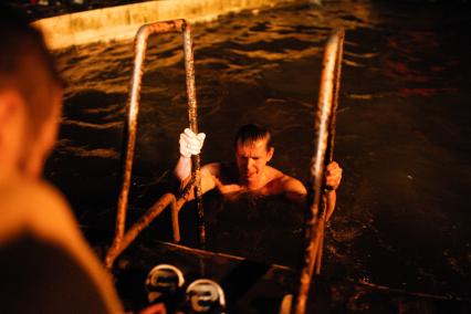 Крещенские купания в Ставрополе. На снимке: мужчина поднимается по лестнице после купания.
