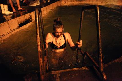 Крещенские купания в Ставрополе. На снимке: девушка окунается в купели.