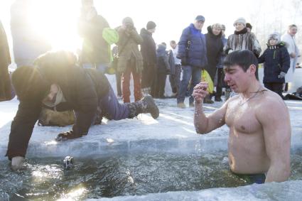 Крещенские купания в Иркутске. На снимке: мужчина окунается в проруби.