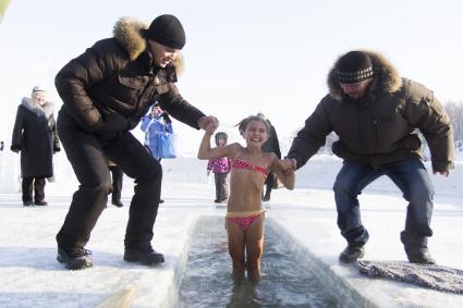 Крещенские купания в Иркутске. На снимке: девочка окунается в проруби.
