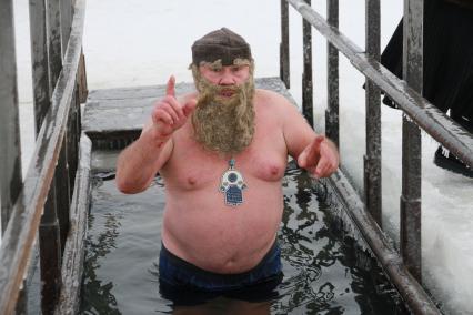 Крещенские купания в Барнауле. На снимке: мужчина окунается в купели на реке Обь.