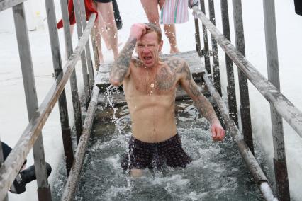 Крещенские купания в Барнауле. На снимке: мужчина окунается в купели на реке Обь.