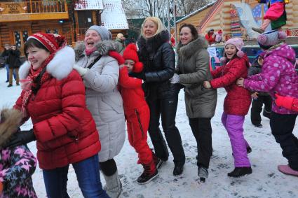 Московская усадьба Деда Мороза в Кузьминках. На снимке:   дети со взрослыми водят хоровод.